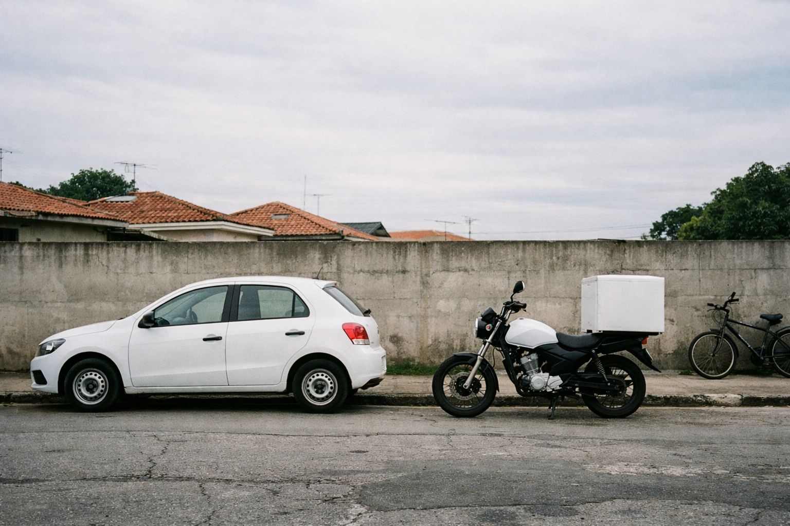 Carro e moto de entrega representando Uber e Lalamove